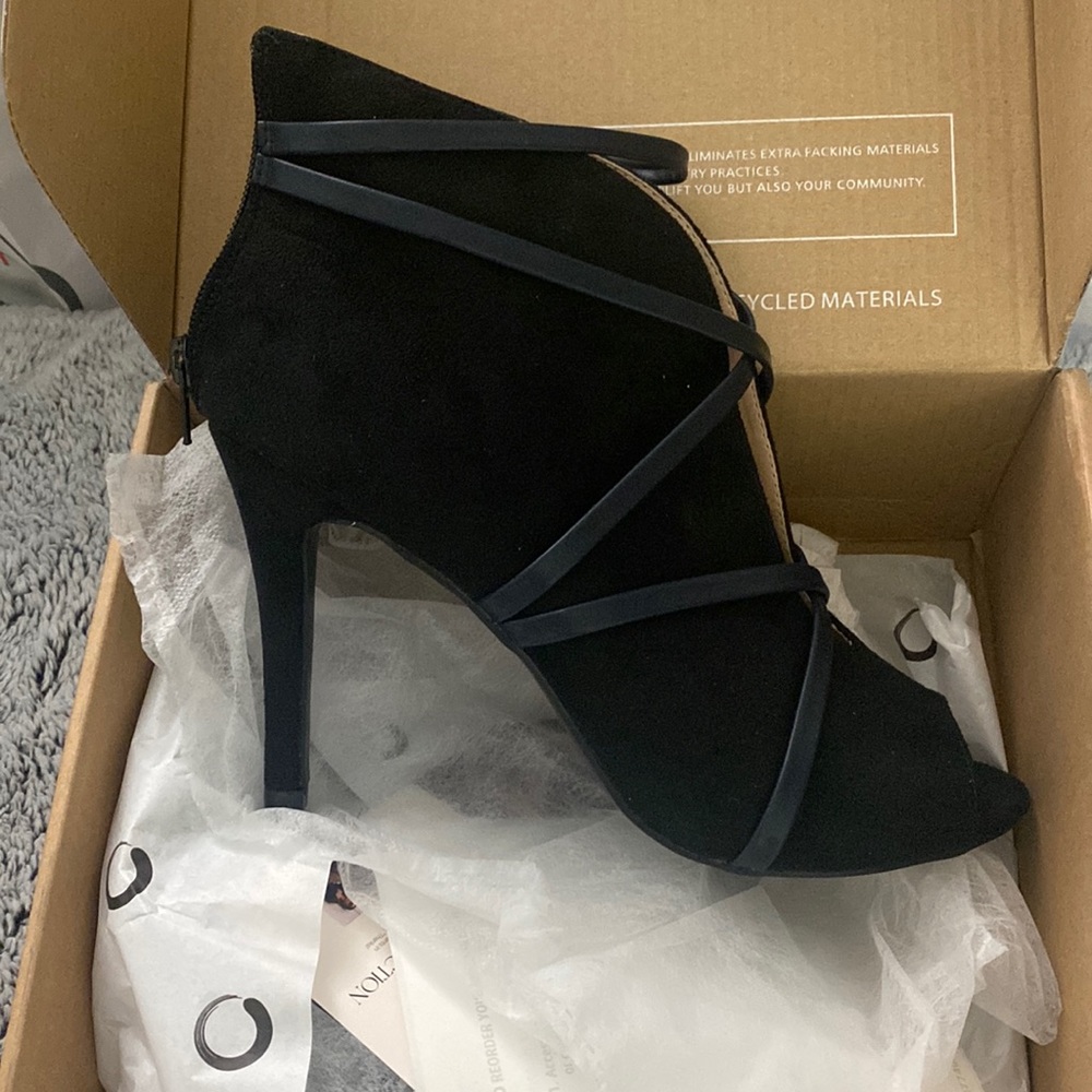 Open toe pump